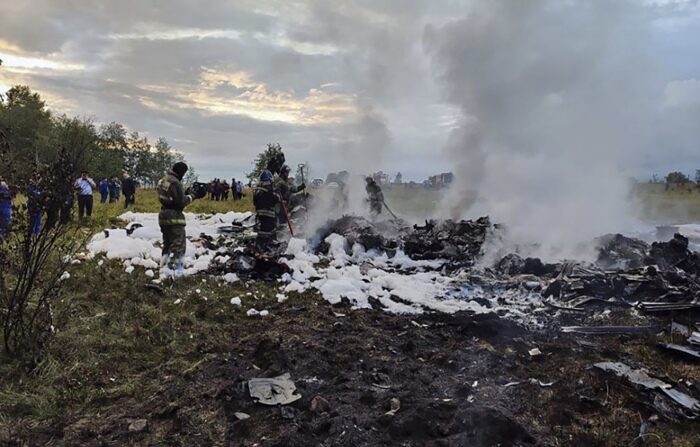 Um folheto disponibilizado pelo Comitê Investigativo Russo mostra o trabalho do serviço de emergência russo no local do acidente de avião perto da aldeia de Kuzhenkino, região de Tver, Rússia, 23 de agosto de 2023 (EFE/ EPA/ RUSSIAN INVESTIGATIVE COMMITEE HANDOUT)