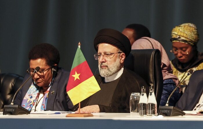 O líder iraniano Ebrahim Raisi (C) participa de reunião durante a 15ª Cúpula do BRICS, em Joanesburgo, África do Sul, 24 de agosto de 2023 (EFE/EPA/MARCO LONGARI / POOL)