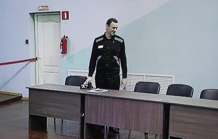 A figura da oposição russa Alexei Navalny é vista em uma tela durante uma audiência externa do tribunal da cidade de Moscou no caso da figura da oposição russa Alexei Navalny em Melekhovo, região de Vladimir, cerca de 260 quilômetros de Moscou, Rússia, 04 de agosto de 2023 (EFE/EPA /MAXIM SHIPENKOV)