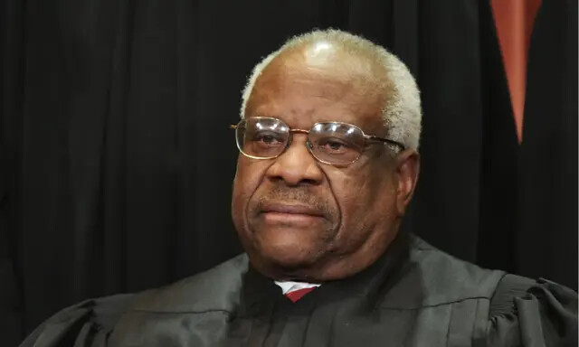 O juiz associado Clarence Thomas posa para a fotografia oficial do grupo na Suprema Corte dos EUA, no Distrito de Columbia, em 30 de novembro de 2018. (Mandel Ngan/AFP via Getty Images)