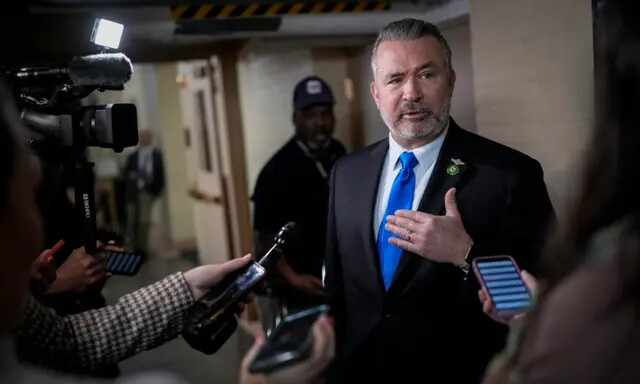 O deputado Don Bacon (R-Neb.) fala aos repórteres no Capitólio, em Washington, em 10 de janeiro de 2023 (Drew Angerer/Getty Images)