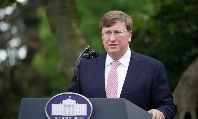 O governador republicano do Mississippi, Tate Reeves, aqui falando na Casa Branca em setembro de 2020, está pressionando os legisladores para eliminar o imposto de renda do estado em 2023. (Mandel Ngan/AFP via Getty Images)
