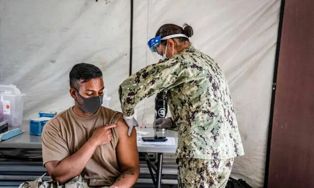 Um membro das forças armadas dos EUA recebe a vacina Moderna COVID-19 em Camp Foster em Ginowan, Japão, em 28 de abril de 2021. (Carl Court/Getty Images)
