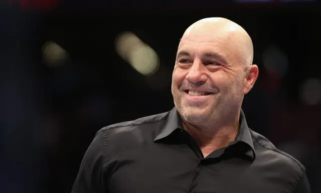 Joe Rogan durante o UFC 274 no Footprint Center em Phoenix, Arizona, em 7 de maio de 2022 (Christian Petersen/Getty Images)