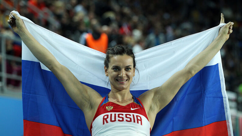 Elena Isinbaeva, da Rússia, comemora ao ganhar o ouro na final do salto com vara feminino durante o terceiro dia do 14º Campeonato Mundial Indoor da IAAF na Arena de Atletismo Atakoy em 11 de março de 2012 em Istambul, Turquia. (Foto de Ian Walton/Getty Images)