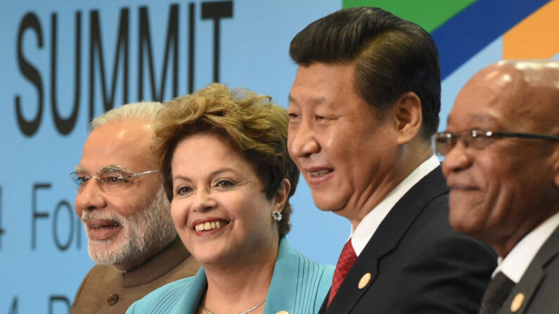 O primeiro-ministro indiano Narendra Modi (E), a presidente brasileira Dilma Rousseff (2ª-E), o presidente chinês Xi Jinping (2ª-D) e o presidente sul-africano Jacob Zuma posam para a sessão de fotos durante a 6ª Cúpula do BRICS em Fortaleza, Brasil, em 15 de julho de 2014 (Foto de YASUYOSHI CHIBA/AFP via Getty Images)