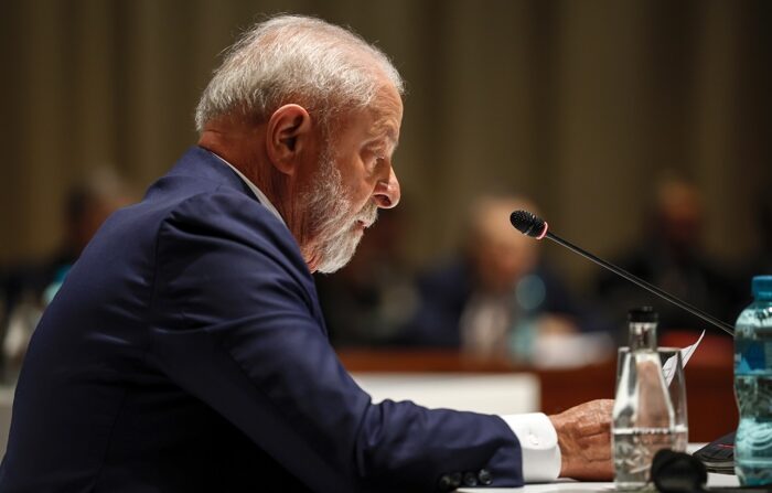 Presidente do Brasil Luiz Inácio Lula da Silva participa da sessão plenária durante a Cúpula dos BRICS de 2023 no Centro de Convenções de Sandton em Joanesburgo, África do Sul, 23 de agosto de 2023 (EFE/EPA/GIANLUIGI GUERCIA / POOL)