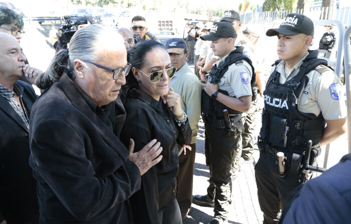 Familiares do candidato presidencial Fernando Villavicencio chegam hoje ao necrotério do Serviço Nacional de Ciências Forenses, em Quito (Equador) (EFE/Santiago Fernández)