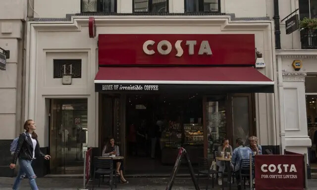 Clientes sentam do lado de fora de uma loja Costa Coffee em Londres em 31 de agosto de 2018 (Dan Kitwood/Getty Images)