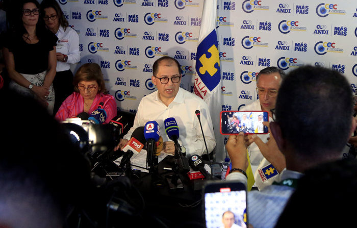 O procurador-geral da Colômbia, Francisco Barbosa, fala hoje em entrevista coletiva ao final de seu discurso no 8º Congresso Empresarial da Colômbia, em Cartagena das Índias (Colômbia). (EFE/Ricardo Maldonado Rozo)