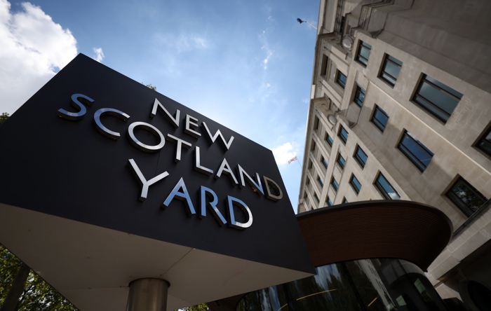 New Scotland Yard em Londres, Grã-Bretanha, 15 de agosto de 2023. Três pessoas foram acusadas de espionagem para a Rússia enquanto viviam no Reino Unido, afirmou a Met Police. Três cidadãos búlgaros foram detidos desde fevereiro por espionagem para a Rússia após uma investigação antiterrorista realizada pela Polícia Metropolitana (EFE/EPA/ANDY RAIN)