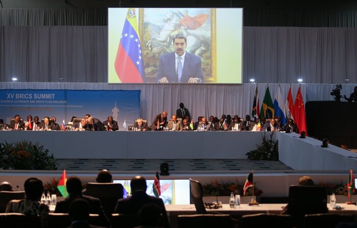 O ditador da Venezuela Nicolas Maduro aparece em uma tela enquanto discursa na 15ª Cúpula do BRICS, em Joanesburgo, África do Sul, 24 de agosto de 2023 (EFE/EPA/KIM LUDBROOK/POOL)