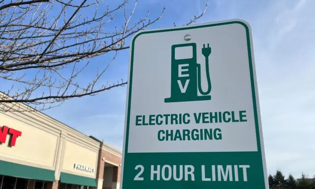 Estacionamento de veículos elétricos em uma mercearia em Mount Joy, Pensilvânia, em fevereiro de 2023. (Beth Brelje/The Epoch Times)