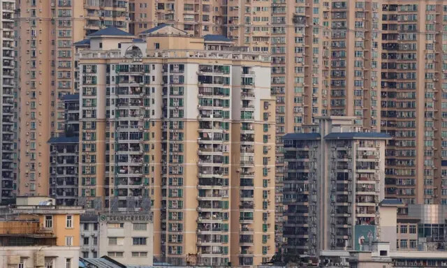 Edifícios residenciais e apartamentos em Guangzhou, na província de Guangdong, no sudeste da China, são vistos em abril de 2023. (Ludovic Marin/AFP via Getty Images)