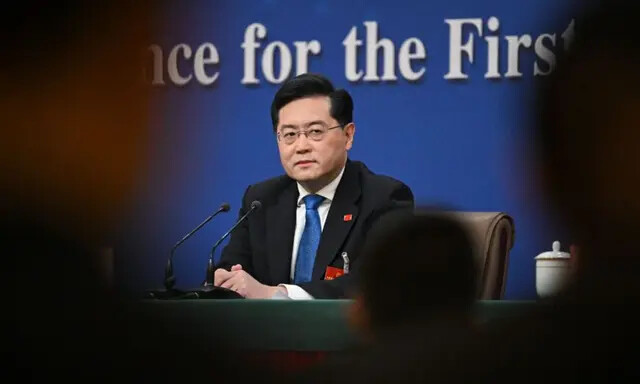 O então ministro das Relações Exteriores da China, Qin Gang, participa de uma coletiva de imprensa no Media Center em Pequim em 7 de março de 2023. (Noel Celis/AFP via Getty Images)
