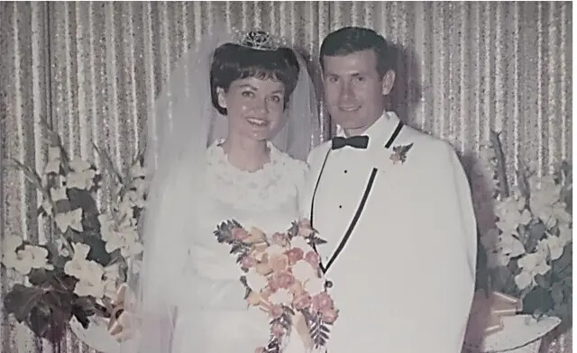 Orlean e Kurt Koehle em sua recepção de casamento em Roberts, Idaho, em 1º de agosto de 1969. (Cortesia de Orlean Koehle)