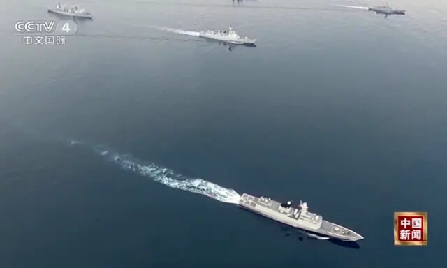 Navios de guerra chineses e russos participam de exercícios militares no mar em uma imagem do vídeo divulgado em 24 de julho de 2023. (CCTV via Reuters/Captura de tela via Epoch Times)