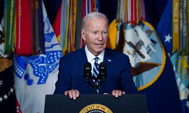 O presidente Joe Biden faz um discurso para marcar o aniversário de um ano de sua assinatura da Lei da Promessa de Abordar Tóxicos Abrangentes (PACT, na sigla em inglês) no Centro Médico George E. Wahlen do Departamento de Assuntos de Veteranos em Salt Lake City, Utah, em agosto. 10 de outubro de 2023. (Madalina Vasiliu/Epoch Times)