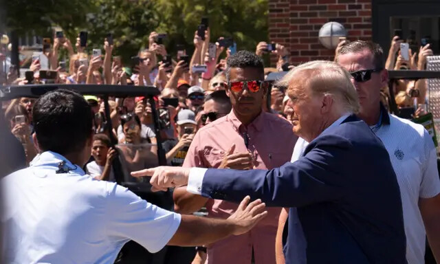 O ex-presidente Donald Trump chega à Feira Estadual de Iowa em Des Moines, Iowa, em 12 de agosto de 2023 (Madalina Vasiliu/The Epoch Times)