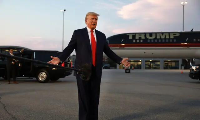 O ex-presidente Donald Trump fala à mídia no Aeroporto Internacional Hartsfield-Jackson de Atlanta após ser autuado na prisão do condado de Fulton em Atlanta, Geórgia, em 24 de agosto de 2023 (Joe Raedle/Getty Images)