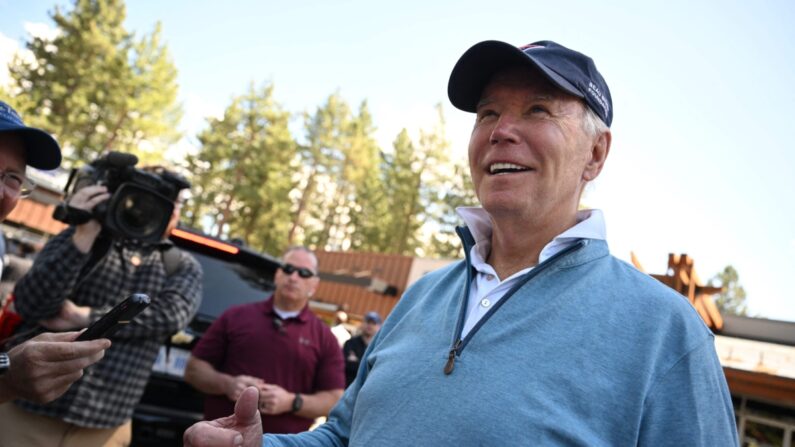 O presidente Joe Biden fala à imprensa após assistir a uma aula de Pilates em South Tahoe, Califórnia, em 25 de agosto de 2023. (Mandel NGAN/AFP via Getty Images)
