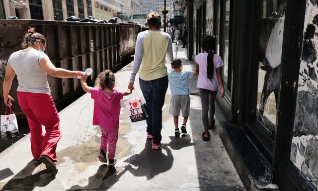 Imigrantes ilegais recém-chegados se reúnem em frente ao Roosevelt Hotel, em Nova Iorque, em 14 de agosto de 2023 (Spencer Platt/Getty Images)
