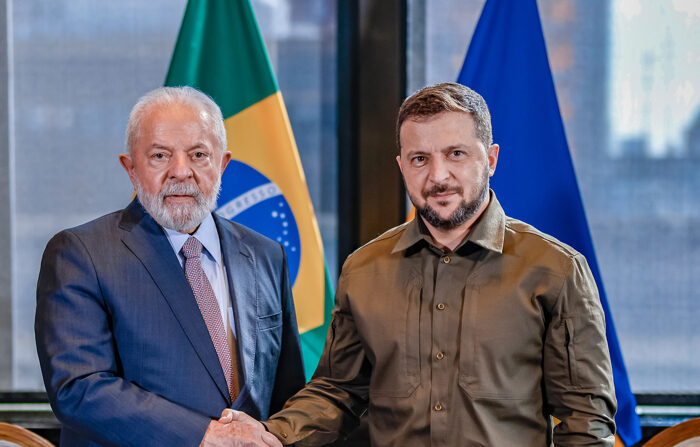 Fotografia cedida nesta quarta-feira, 20 de setembro, pela presidência brasileira em que o presidente do Brasil, Luiz Inácio Lula da Silva, foi registrado durante reunião com seu homólogo ucraniano, Volodímir Zelenski, em Nova Iorque (EFE/Ricardo Stuckert/ Presidência do Brasil )