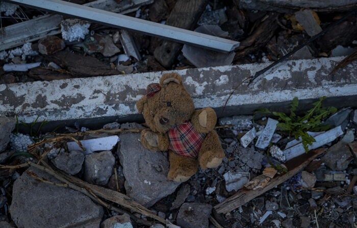 Imagem de arquivo de um ursinho de pelúcia em meio à destruição causada pelos bombardeios russos em Borodianka (Ucrânia) (EFE/ MIGUEL GUTIÉRREZ)