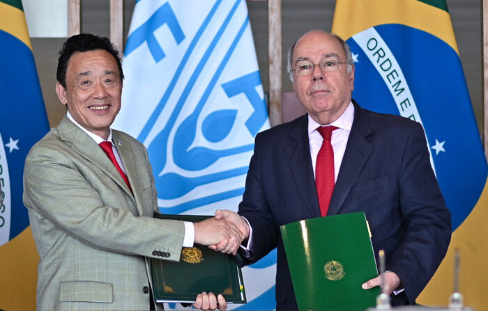 O chanceler brasileiro, Mauro Vieira (R), cumprimenta o diretor-geral da Organização das Nações Unidas para Agricultura e Alimentação (FAO), Qu Dongyu (E), durante entrevista coletiva após reunião hoje no Palácio do Itamaraty, em Brasília (Brasil). O diretor-geral da Organização das Nações Unidas para a Alimentação (FAO), Qu Dongyu, visita o Brasil (EFE/André Borges)