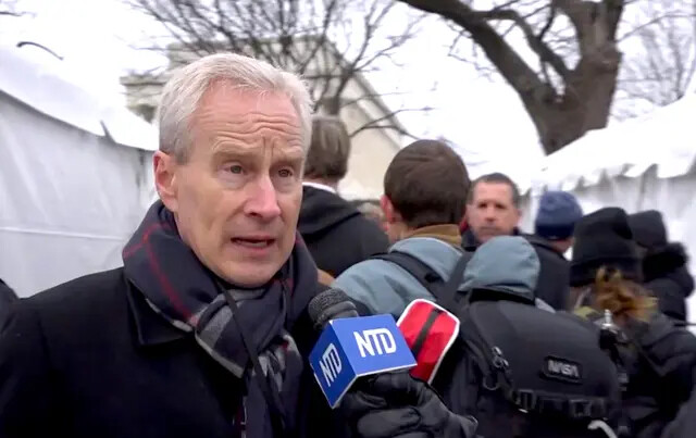 Peter McCullough em entrevista ao programa Capitol Reports da NTD durante o comício "Defeat The Mandate" em Washington DC, em 23 de janeiro de 2022 (Captura de tela via The Epoch Times)
