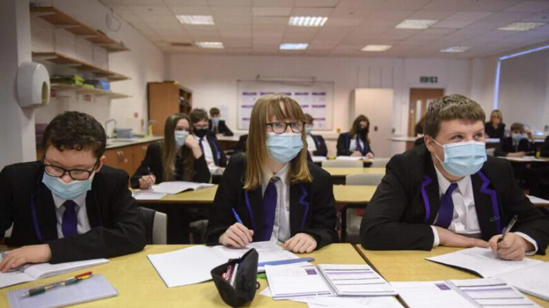 Alunos  usando máscaras durante as aulas (Oli Scarff/AFP via Getty Images)
