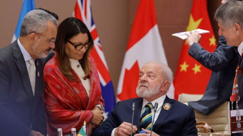 O presidente do Brasil, Luiz Inácio Lula da Silva (C), fala com seus assessores antes do início da segunda sessão de trabalho da Cúpula dos Líderes do G20 em Bharat Mandapam, em Nova Delhi, em 9 de setembro de 2023 (Foto de LUDOVIC MARIN/POOL/AFP via Getty Imagens)