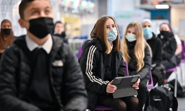 Estudantes são vistos usando máscaras em uma foto de arquivo. (Jeff J Mitchell/Getty Images)
