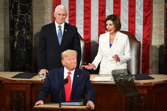 O vice-presidente Mike Pence (esquerda) observa a reação da presidente da Câmara, Nancy Pelosi (D-Calif.), após estender a mão para apertar a mão do presidente Donald Trump quando ele chega para fazer o discurso sobre o Estado da União na Câmara do Capitólio dos EUA em Washington, em 4 de fevereiro de 2020. (Mandel Ngan/AFP via Getty Images)
