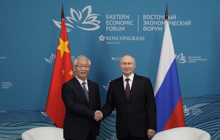 O presidente russo, Vladimir Putin (D), aperta a mão do vice-primeiro-ministro do Conselho de Estado da República Popular da China, Zhang Guoqing, durante reunião à margem do Fórum Econômico Oriental em Vladivostok, Rússia, 12 de setembro de 2023 (EFE/EPA/ALEXEI DANICHEV /SPUTNIK/KREMLIN)