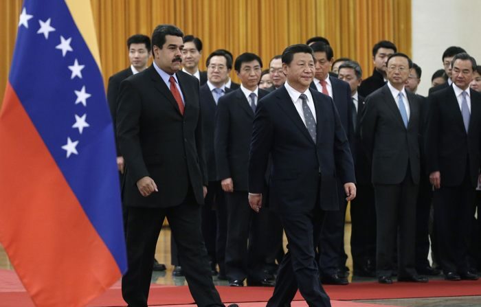 Imagem datada de 2015 do líder chinês, Xi Jinping (c), e seu homólogo venezuelano, Nicolás Maduro (EFE/Andy Wong/Pool)