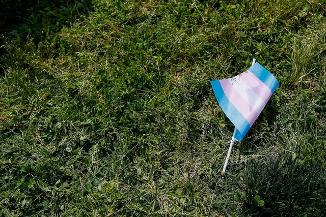 Uma bandeira transgênero na grama do lado de fora do edifício do Capitólio dos EUA em Washington, em 22 de maio de 2023. (Anna Moneymaker/Getty Images)