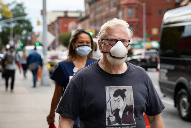 Pessoas usando máscaras protetoras andam nas ruas do Brooklyn, Nova Iorque, em 7 de outubro de 2020 (Chung I Ho/The Epoch Times)
