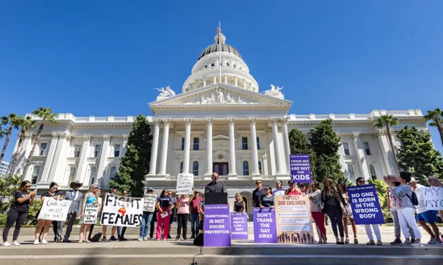 O Protect Kids California, um grupo sem fins lucrativos de defesa de pais e famílias, realiza um comício no edifício do Capitólio do Estado da Califórnia em Sacramento, Califórnia, em 28 de agosto de 2023. (John Fredricks/The Epoch Times)
