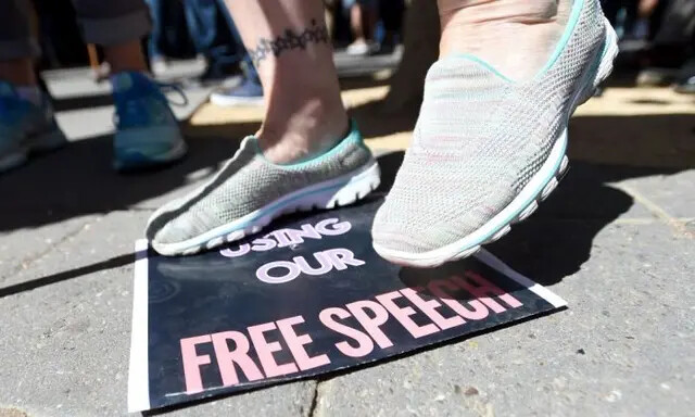 Uma mulher pisa em uma placa de liberdade de expressão na Universidade da Califórnia – Berkeley, em Berkeley, Califórnia, em 24 de setembro de 2017. (Josh Edelson/AFP/Getty Images)