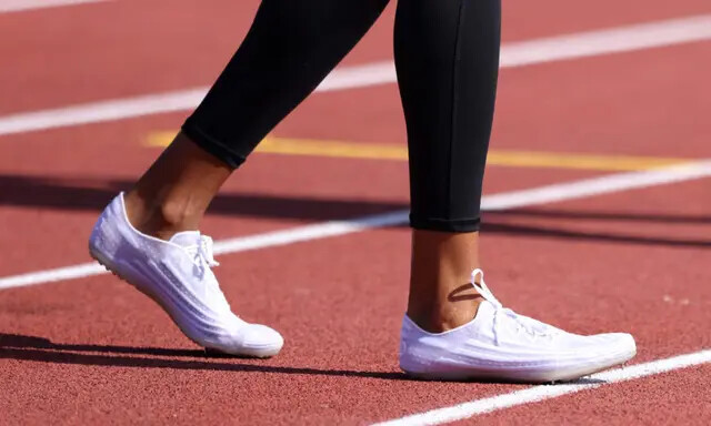 Sapatos usados por um atleta em uma escola secundária dos EUA em 7 de maio de 2022. (Katharine Lotze/Getty Images)