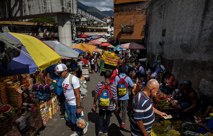 Fotografia de arquivo de transeuntes com vendedores informais em Caracas, Venezuela (EFE/Miguel Gutiérrez)