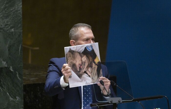 O embaixador de Israel antes das Nações Unidas, Gilad Erdan, em uma sessão de emergência da Asamblea Geral da ONU, em 26 de outubro de 2023 (EFE/EPA/Justin Lane)