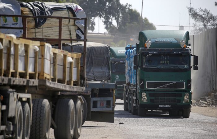 Foto de arquivo: Caminhões palestinos atravessam a passagem de Rafah no início de setembro passado (EFE/EPA/MOHAMMED SABRE)
