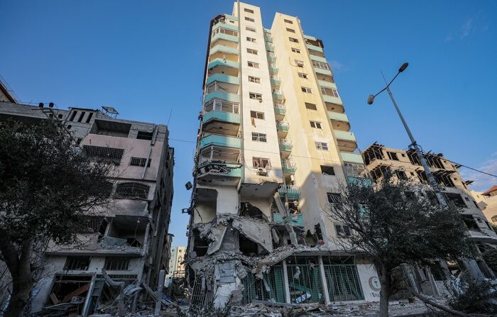 Imagem de edifícios destruídos por bombardeios israelenses em Gaza (EFE/EPA/Mohammed sabre)