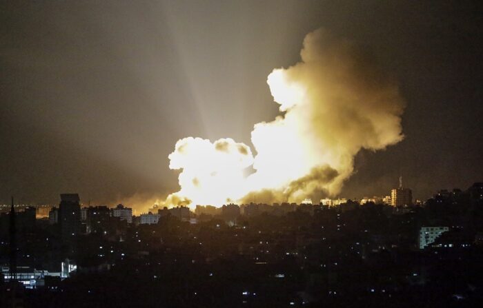 Fumaça sobe após ataque aéreo israelense no bairro Al-Ramal, na Cidade de Gaza, em 10 de outubro de 2023 (EFE/EPA/Mohammed Saber)