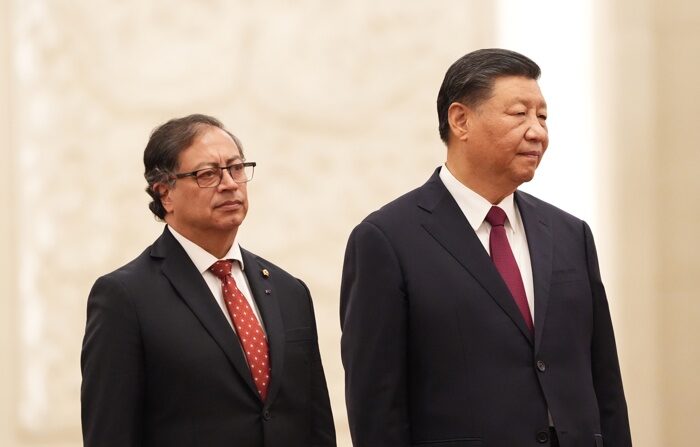 O presidente colombiano Gustavo Petro e o líder chinês Xi Jinping hoje em Pequim (EFE/EPA/KEN ISHII / POOL)