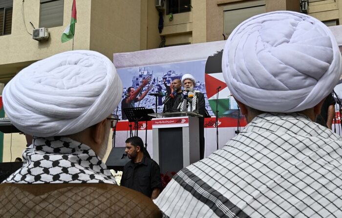 Xeque Naim Qassem, vice do líder do Hezbollah, Sayyed Hassan Nasrallah, fala durante um comício para expressar solidariedade aos palestinos na Faixa de Gaza, no sul de Beirute, Líbano, 13 de outubro de 2023, Protestas, Líbano (EFE/EPA/WAEL HAMZEH)