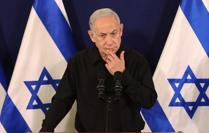 O primeiro-ministro de Israel, Benjamin Netanyahu, discursa em entrevista coletiva na base militar de Kirya, em Tel Aviv, Israel, 28 de outubro de 2023 (EFE/EPA/ABIR SULTAN / POOL)