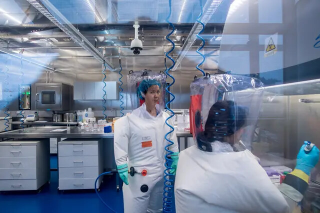 A virologista chinês Shi Zhengli é vista dentro do laboratório P4 em Wuhan, capital da província chinesa de Hubei, em 23 de fevereiro de 2017. (Johannes Eisele/AFP via Getty Images )
